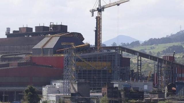 Obras del horno eléctrico de la acería de Gijón. | ÁNGEL GONZÁLEZ