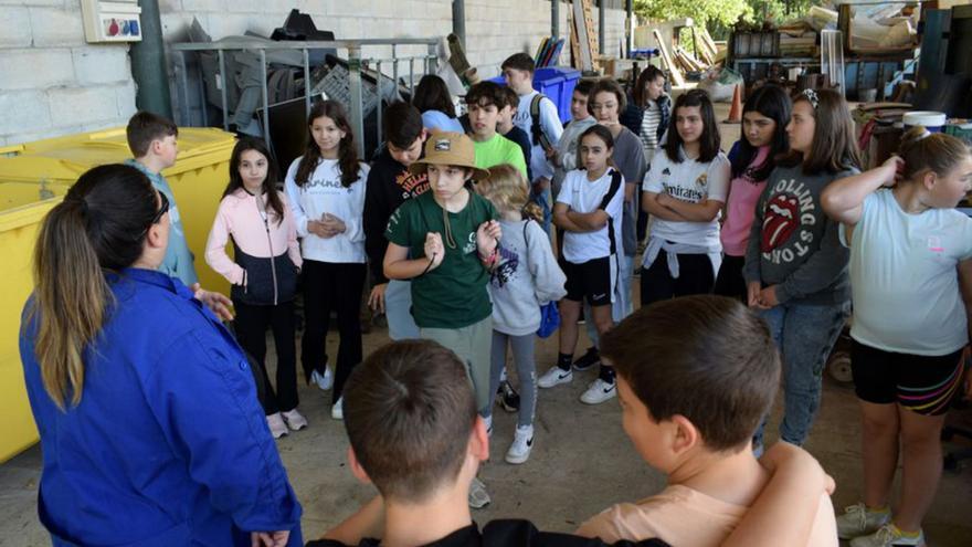 La visita de los escolares al punto limpio valgués.