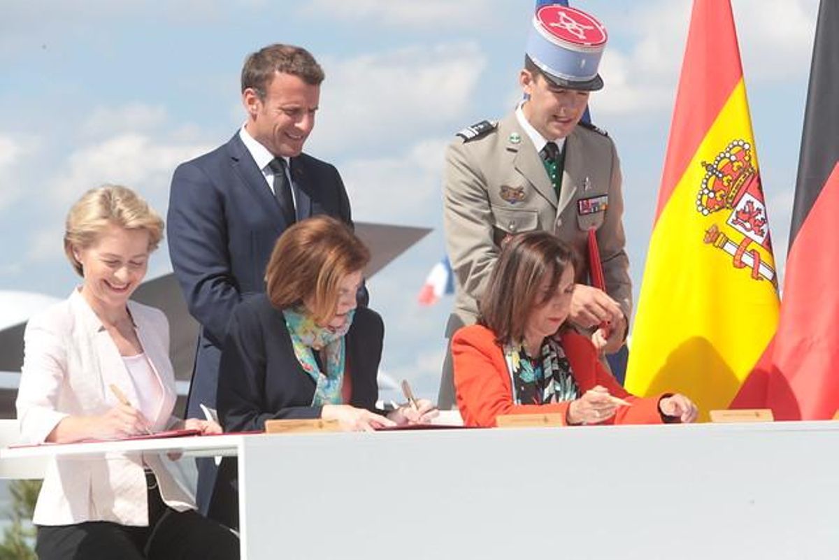 Las entonces ministras de defensa de Alemania, Úrsula Von der Leyen, Francia, Florence Parly y España, Margarita Robles, firman el acuerdo marco para el FCAS en junio de 2019. Detrás, el presidente francés Emmanuel Madcron