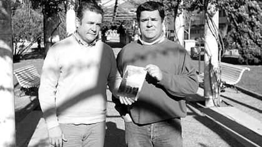 Roberto Gil y Gonzalo Amoedo con su libro, ayer, en el Paseo da Xunqueira de Redondela. / RAFA ESTÉVEZ