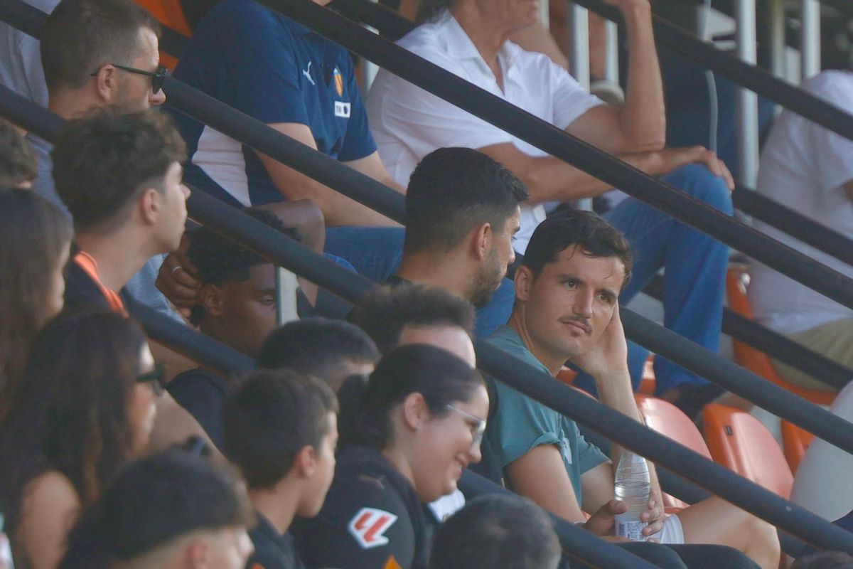 Hugo Guillamón en el palco en el primer partido de pretemporada