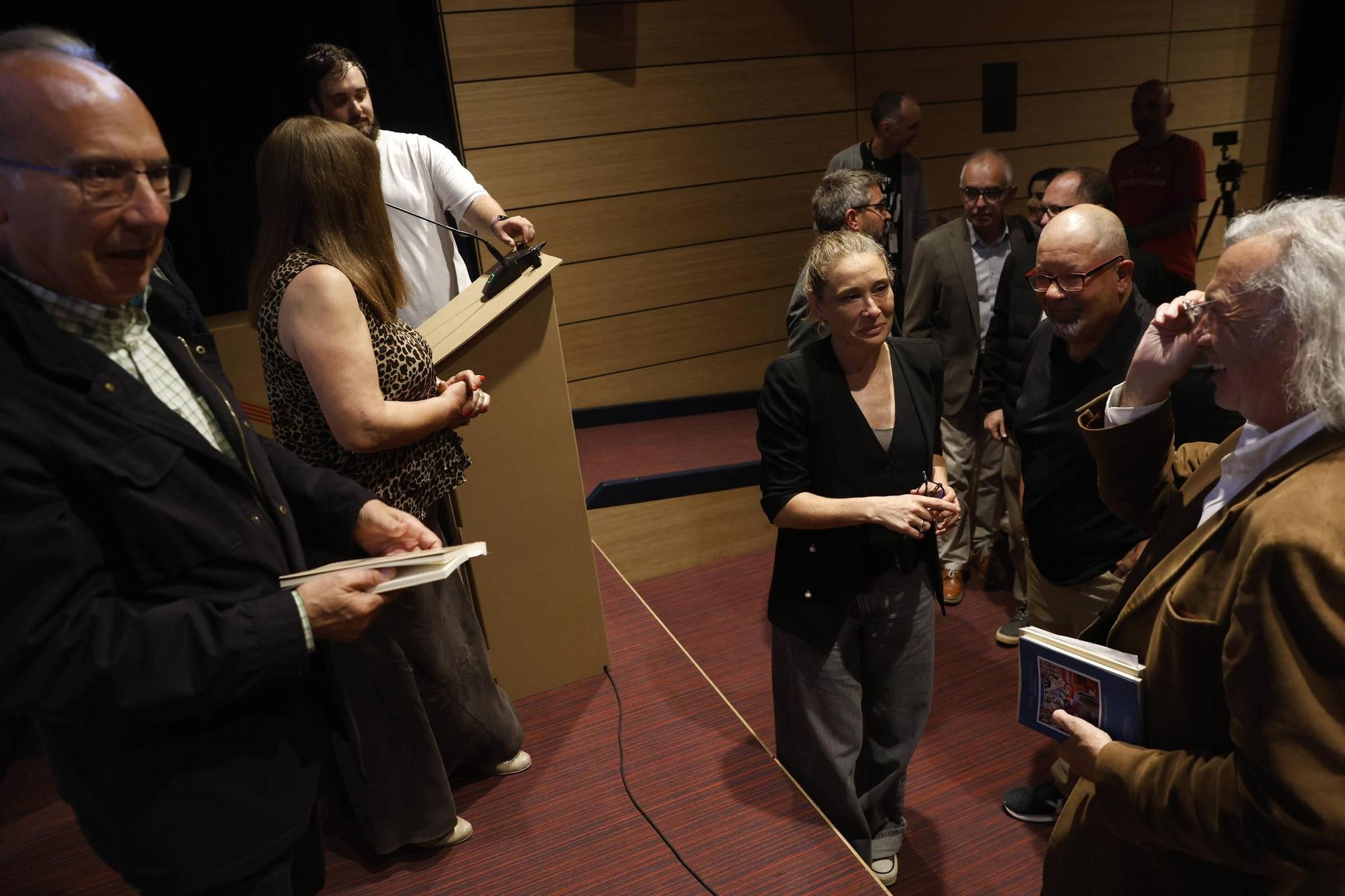 EN IMÁGENES: Así se vivió el homenaje al poeta y escritor asturiano, Xuan Bello, en la Casa de la Cultura de Avilés.