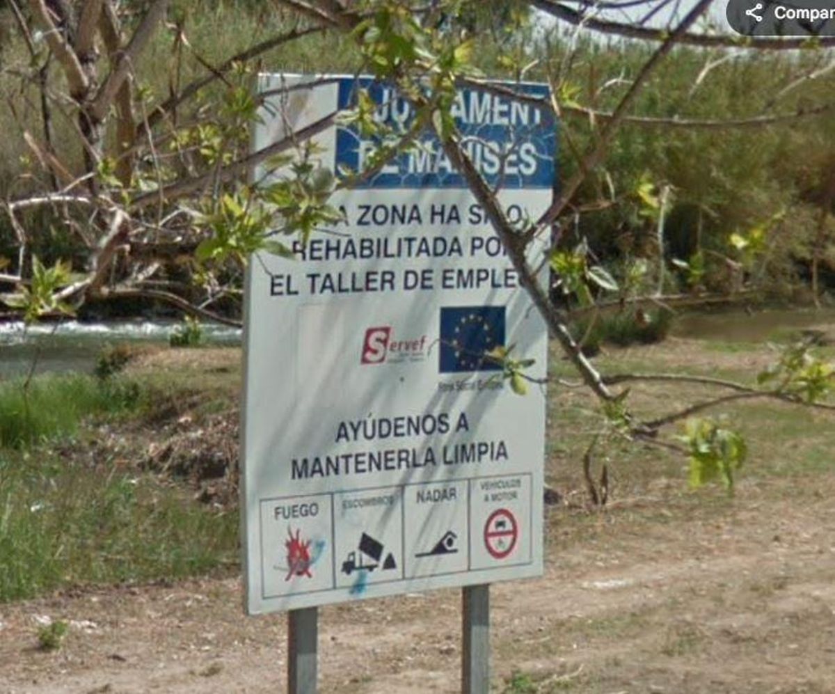 Un cartel instalado por el Ayuntamiento de Manises recomendaba no bañarse en la zona antes de la dana.