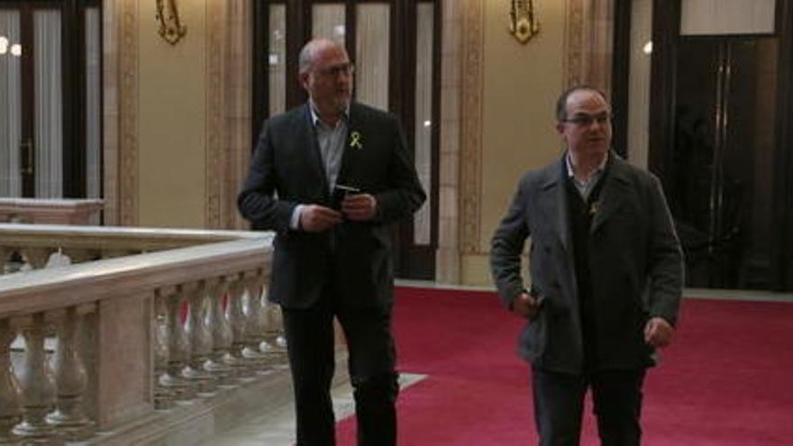 els diputats de JxCat Eduard Pujol i Jordi Turull, als passadissos del Parlament.