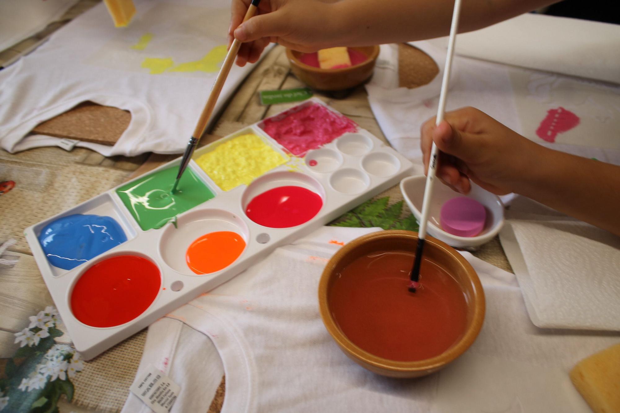 Galería de imágenes: Nietos y abuelos pintan camisetas en el taller de las fiestas de Cala de Bou
