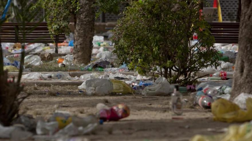 Mal uso del plástico en un parque de Elche