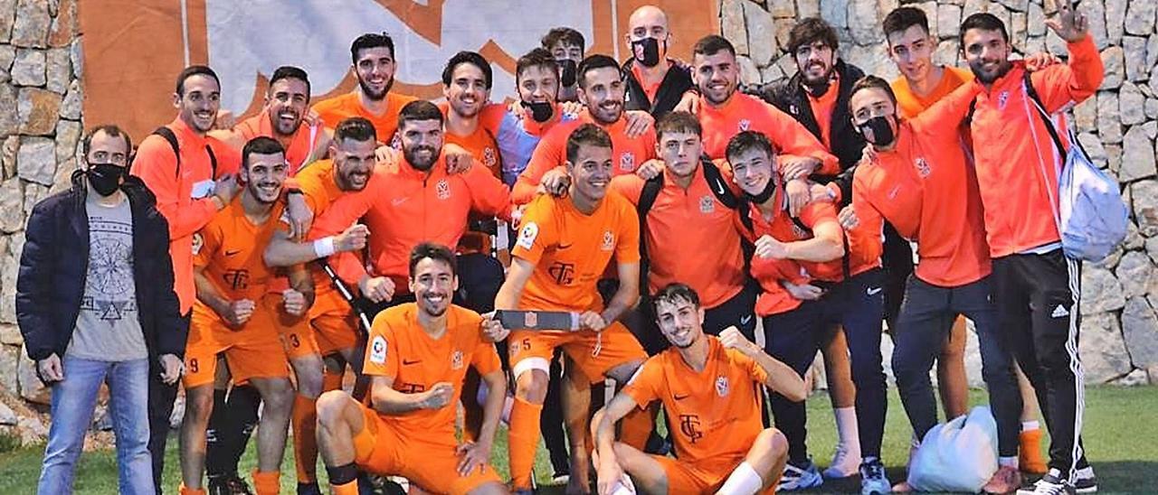 La plantilla del Platges de Calvià de Tercera División celebra un triunfo en el polideportivo de Magaluf en la presente temporada.