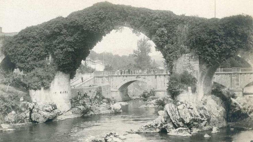 Pescadores en el puente &quot;romano&quot; de Cangas de Onís, en una imagen antigua.