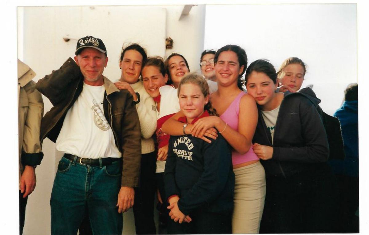 El profesor junto a un grupo de estudiantes. | | E.D.