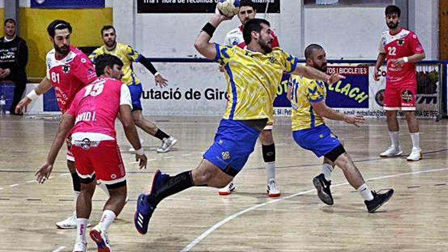 Guillem Torres buscant el gol en una acció de l&#039;anterior partit de Copa contra el Cangas.