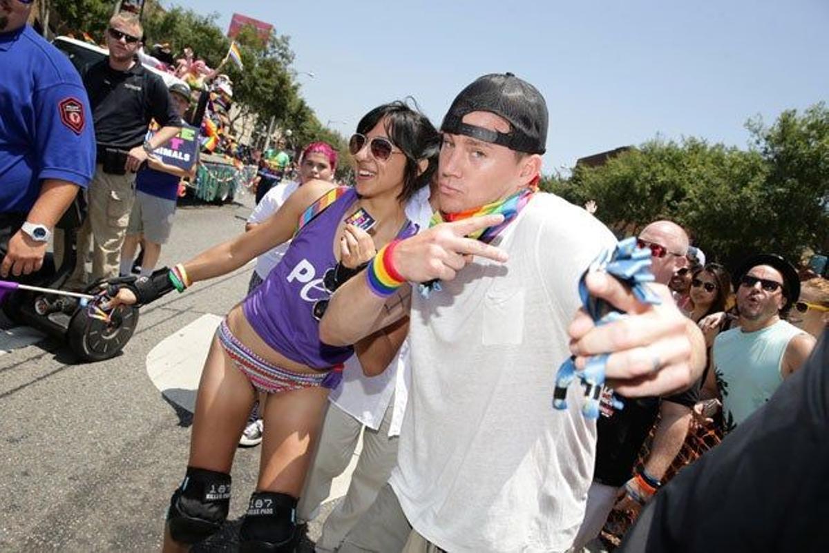 Channing Tatum posa con una fan en el desfile del Orgullo de West Hollywood