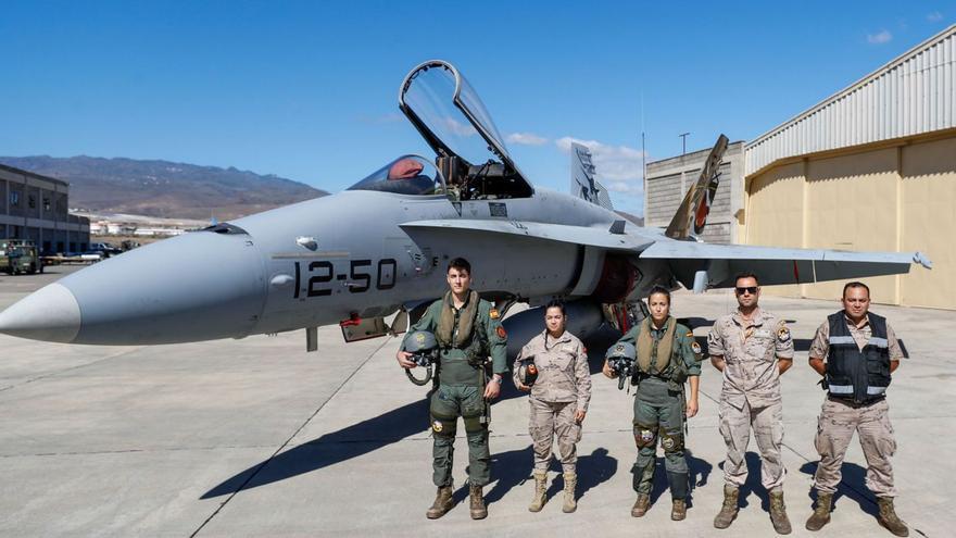 Cientos de personas presencian las acrobacias de la Patrulla Águila en Las Canteras