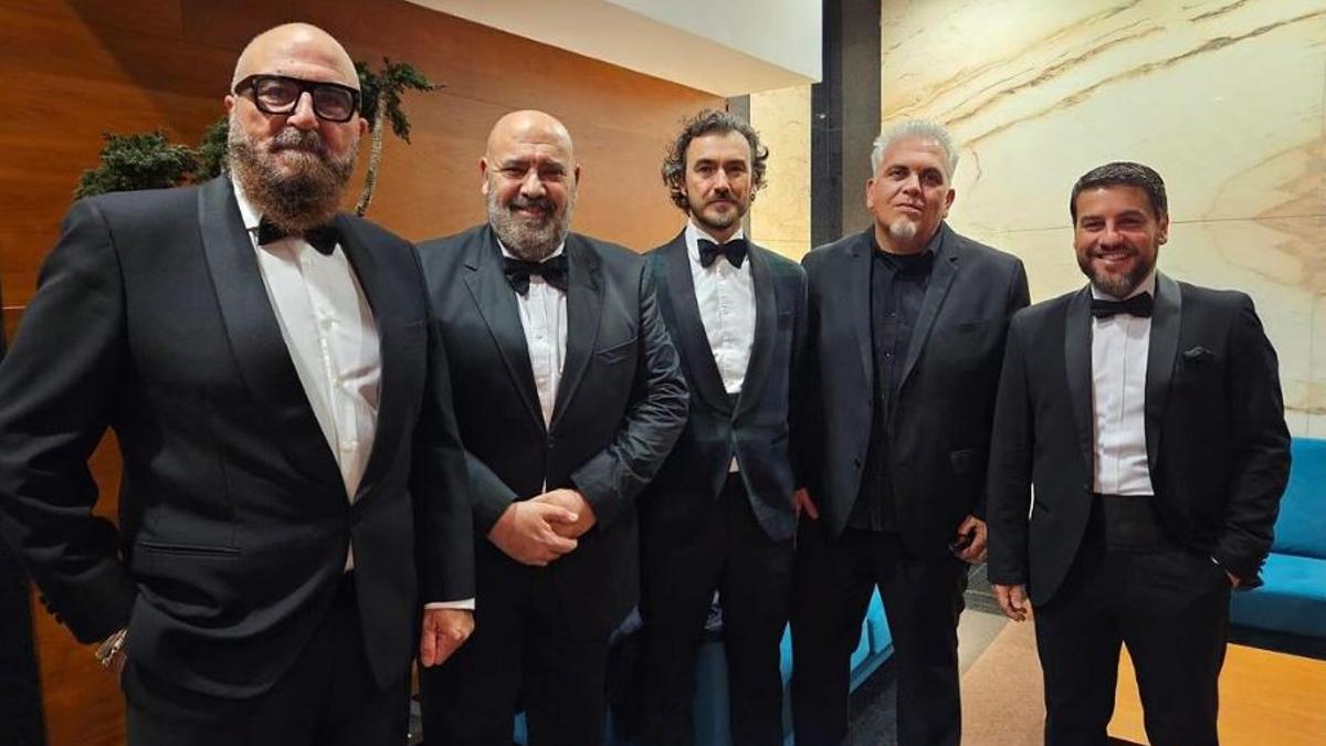 El productor Juan Carlos Caro, Jaime Martínez, los directores Rafa Cortés y Toni Bestard y Javier Bonet, en la gala de los Premios Goya, en Valladolid.