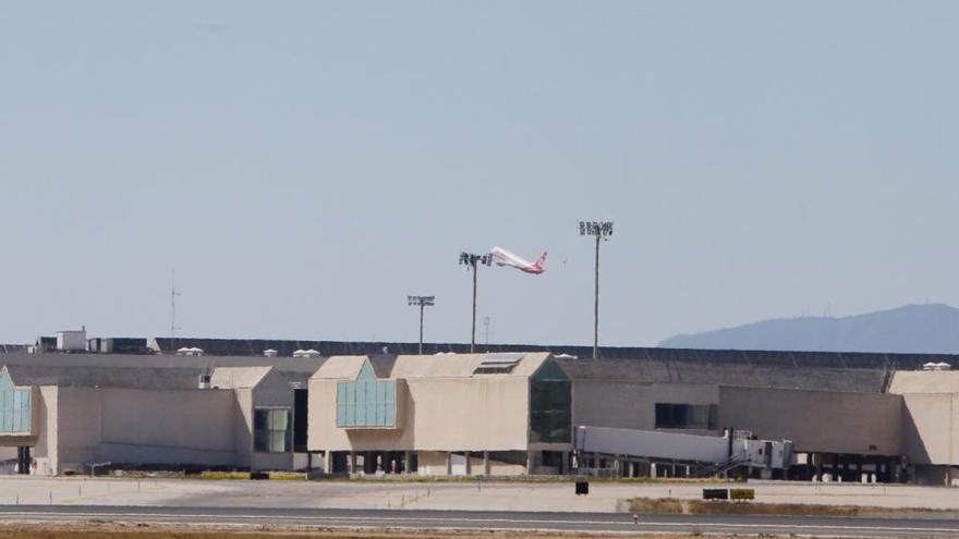 Quince entidades sociales se unen para impedir la ampliación del aeropuerto de Palma
