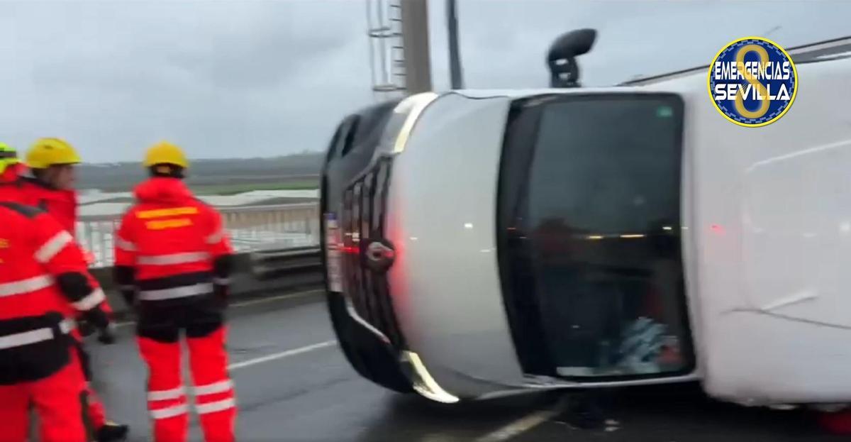 El camión que ha volcado en el puente del Centenario este lunes por la mañana.