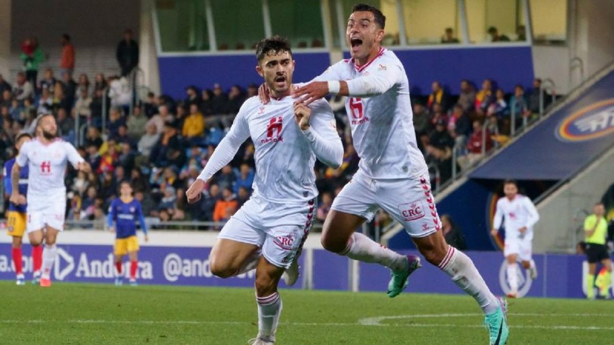 Dos jugadores del Eldense celebran un tanto en Andorra, el pasado fin de semana.