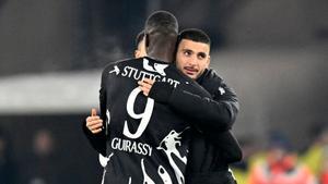 Serhou Guirassy y Deniz Undav se abrazan al final del partido ante el Werder Bremen