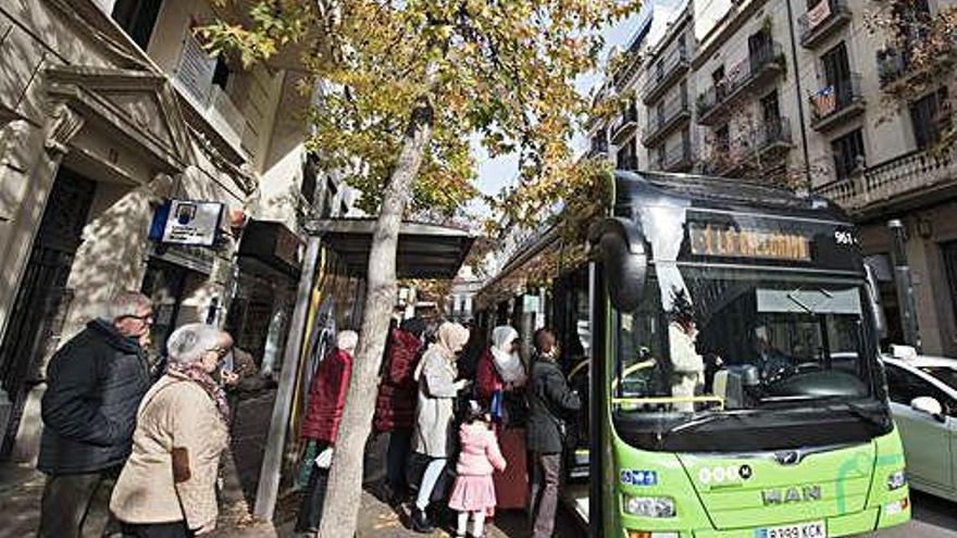 Imatge d&#039;arxiu del bus urbà al carrer Guimerà de Manresa