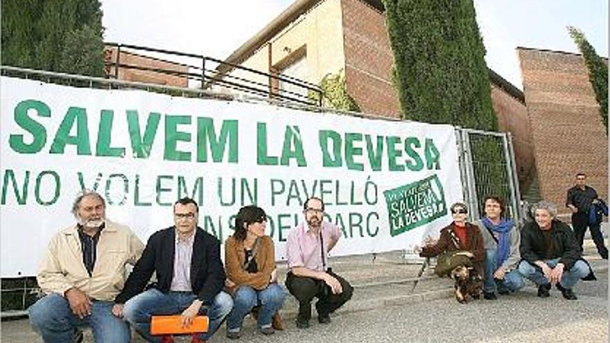 Membres de l&#039;Associació i veïns de la Devesa han fet diverses actuacions contra el pavelló al Parc.