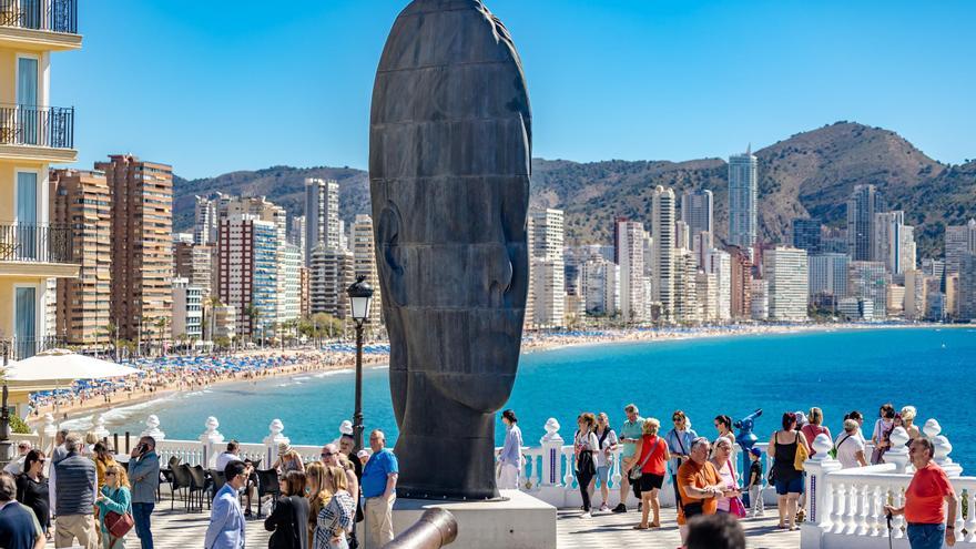 Silvia y María, las icónicas esculturas de Jaume Plensa, toman El Castell de Benidorm