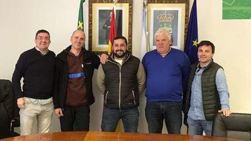 Los miembros de la comisión, ayer, con el edil Julio López.