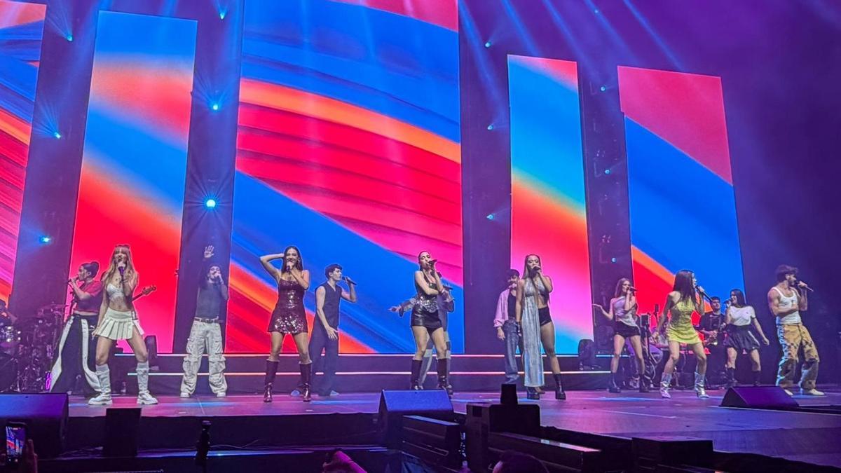 Los concursantes de OT 2025 durante el concierto en el Roig Arena.