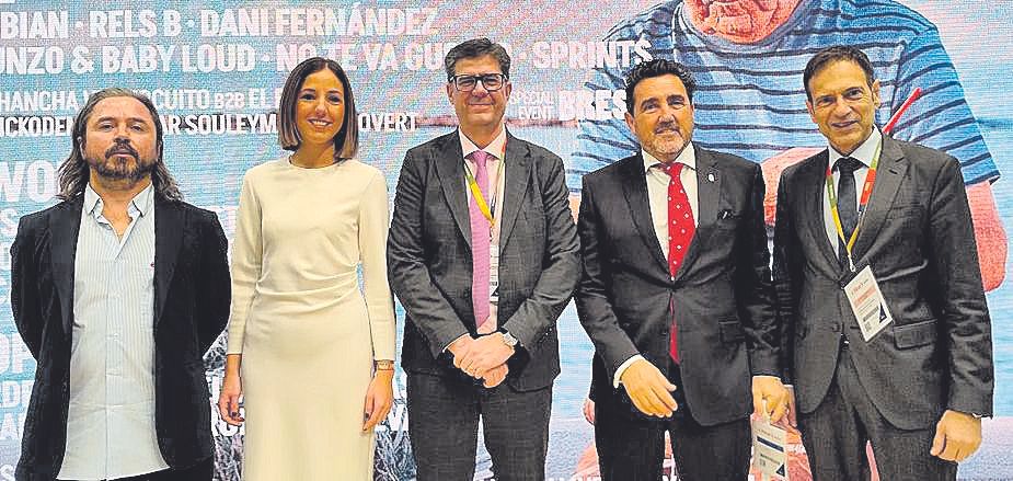 Álvaro Martínez, Antònia Roca, Jaume Bauzá, Juan Antonio Amengual y Pedro Vidal, en Fitur.