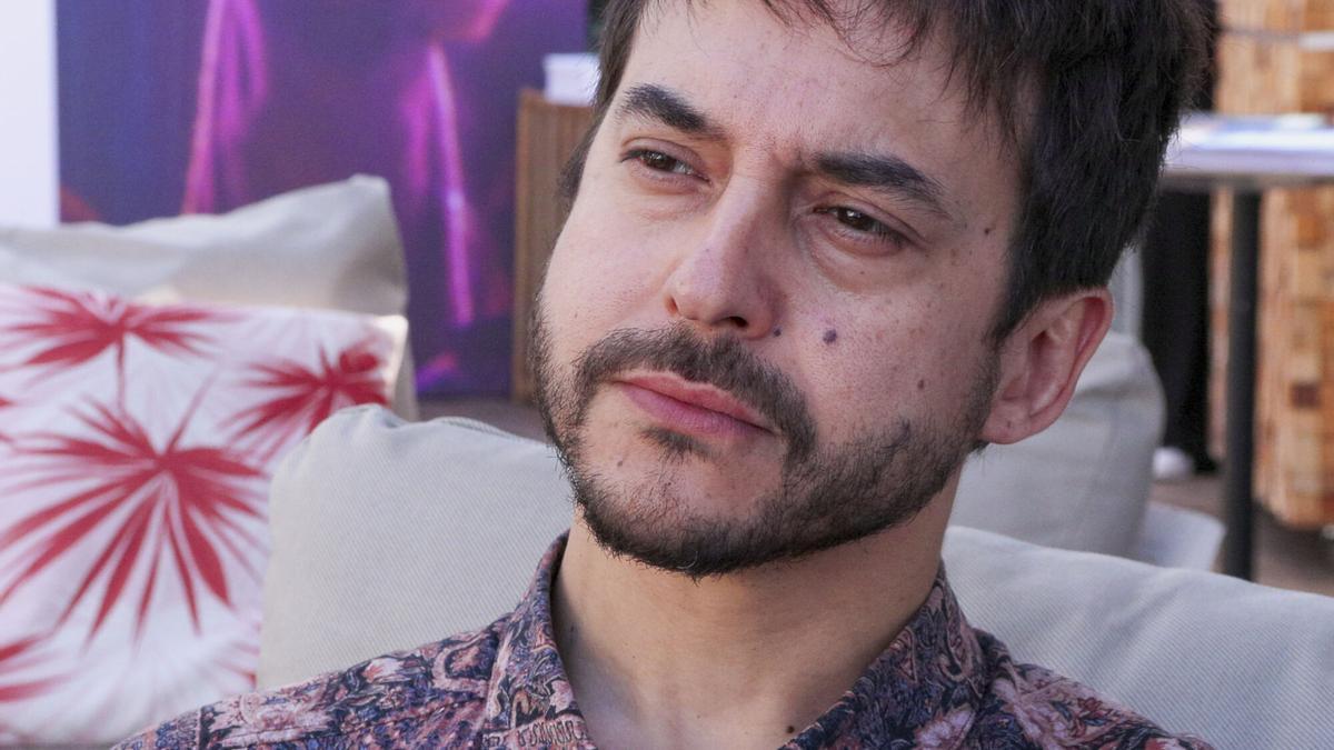 Tras casi una década yendo a la Cañada Real, el asentamiento chabolista más grande de Europa situado justo a las afueras de Madrid, Guillermo Galoe ha conseguido un premio por su película 'Ciudad sin sueño', un filme que retrata tanto las heridas como el orgullo de sus habitantes.