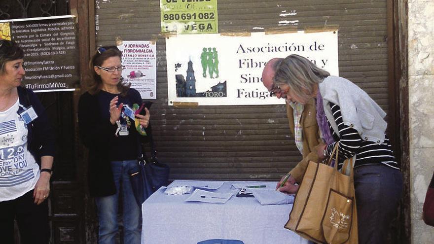 Miembros de FibroToro recogen firmas para la ILP de fibromialgia.