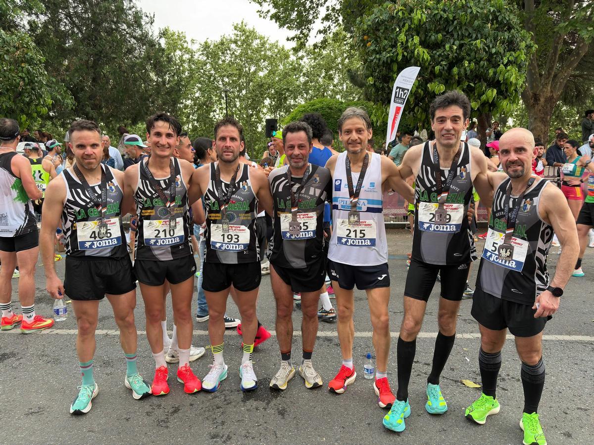 Los medallistas de La Cerezal Team, junto al piloñés Pablo Alonso, con camiseta blanca