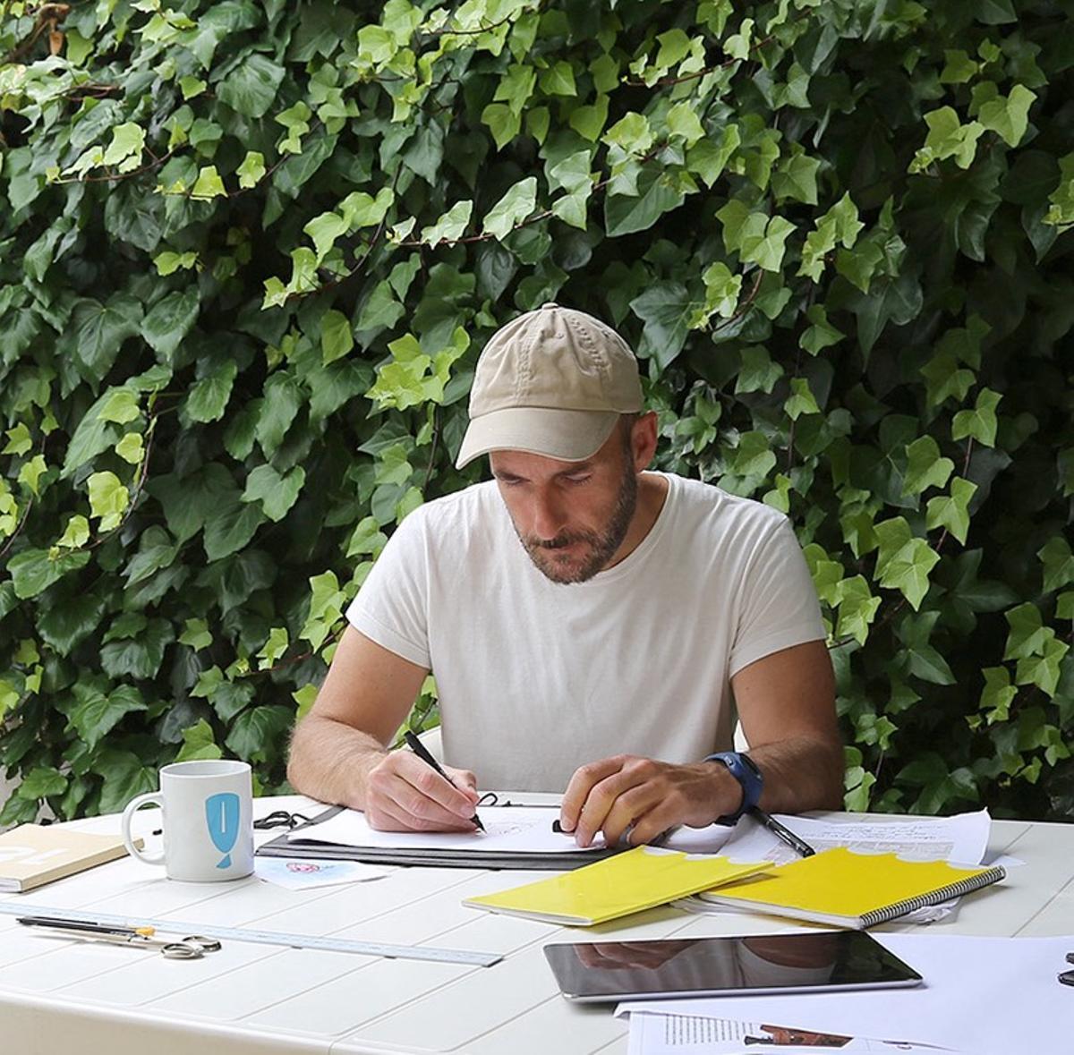 Aleix Pons absort dibuixant, creant els seus mons.