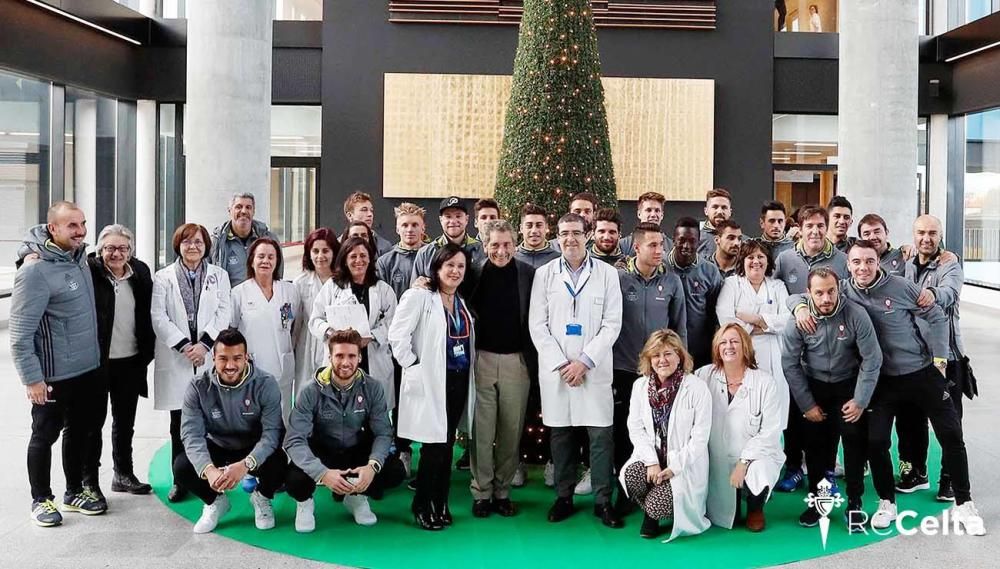 Los jugadores y el cuerpo técnico hacen la clásica visita navideña a los niños ingresados en el hospital