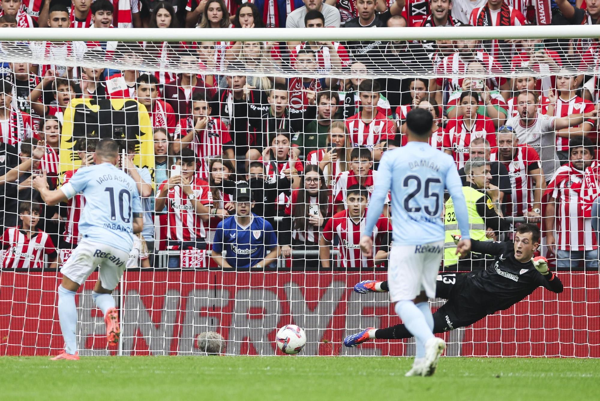 BILBAO, 22/09/2024.- El delantero del Celta de Vigo Iago Aspas (i) marca de penalti durante su partido de la jornada 6 de LaLiga contra el Athletic Club en el estadio de San Mamés en Bilbao este domingo. EFE/ Luis Tejido