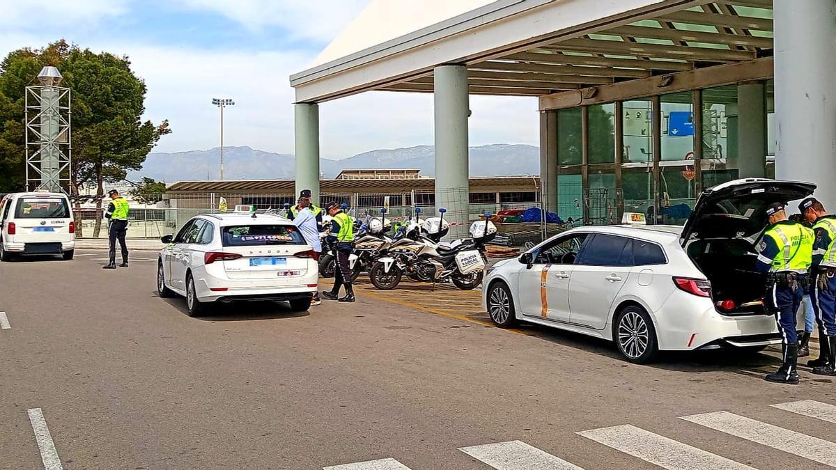 La Policía Local, durante el control de taxis en Son Sant Joan.