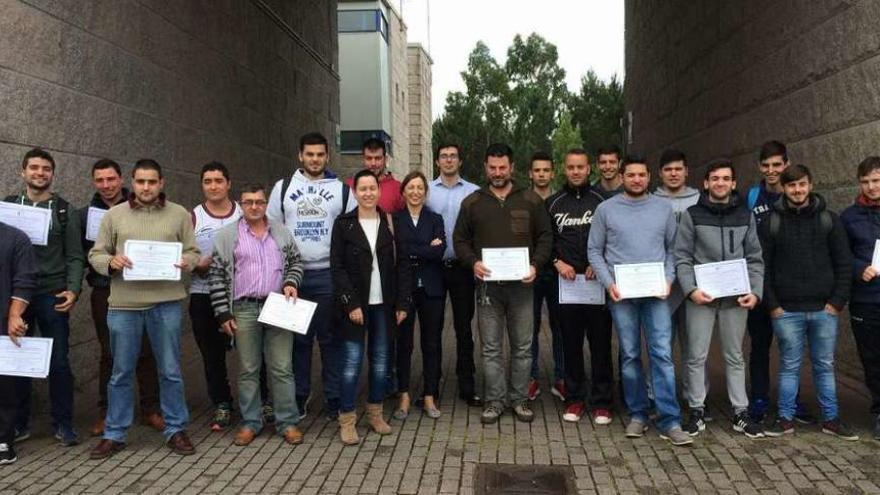 Entrega de las tarjetas a los alumnos, ayer, en el instituto de Salvaterra. // D.P.