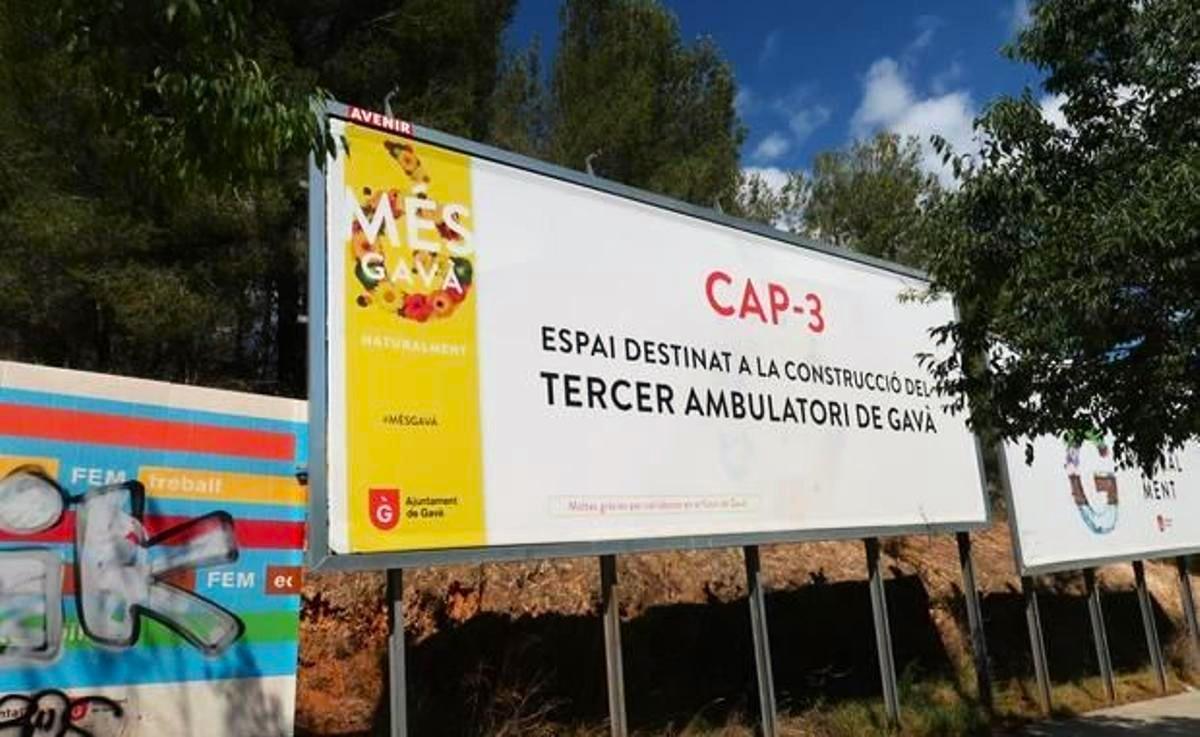 Imagen de archivo de un cartel anunciando el espacio donde se ubicará el tercer CAP de Gavà.