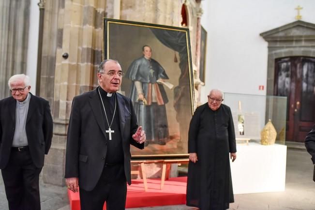 Presentación del retrato, cáliz y mitra de don ...