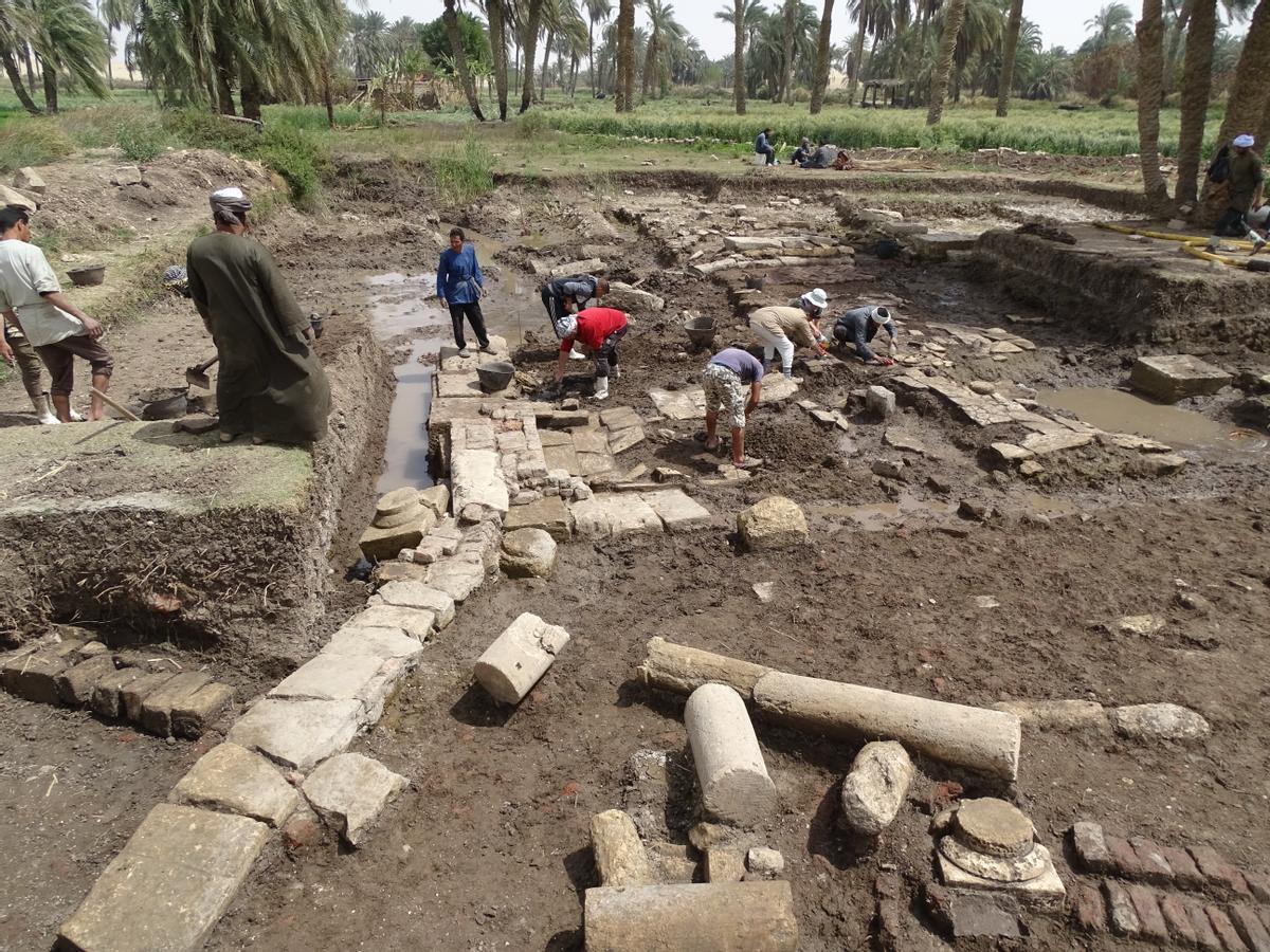 Vista general del área de excavación con algunos de los bloques del templo ptolemaico.