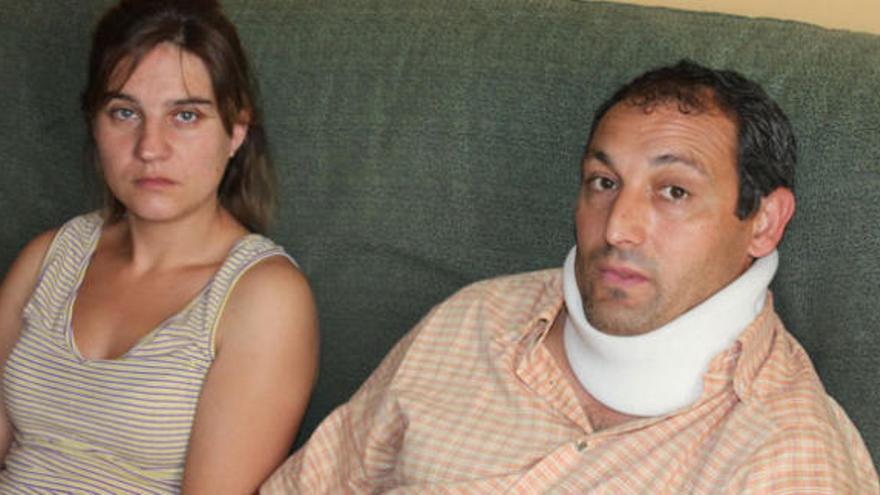 Isa y su marido Ramón, con un collarín cervical.