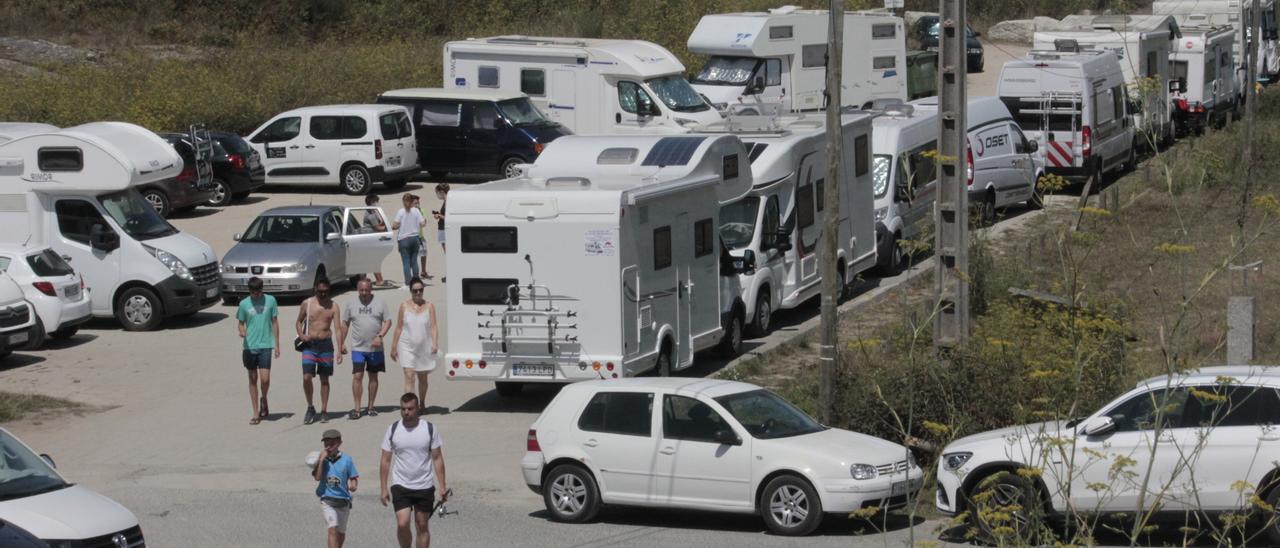 Autocaravanas estacionadas en un espacio natural de la provincia de Pontevedra