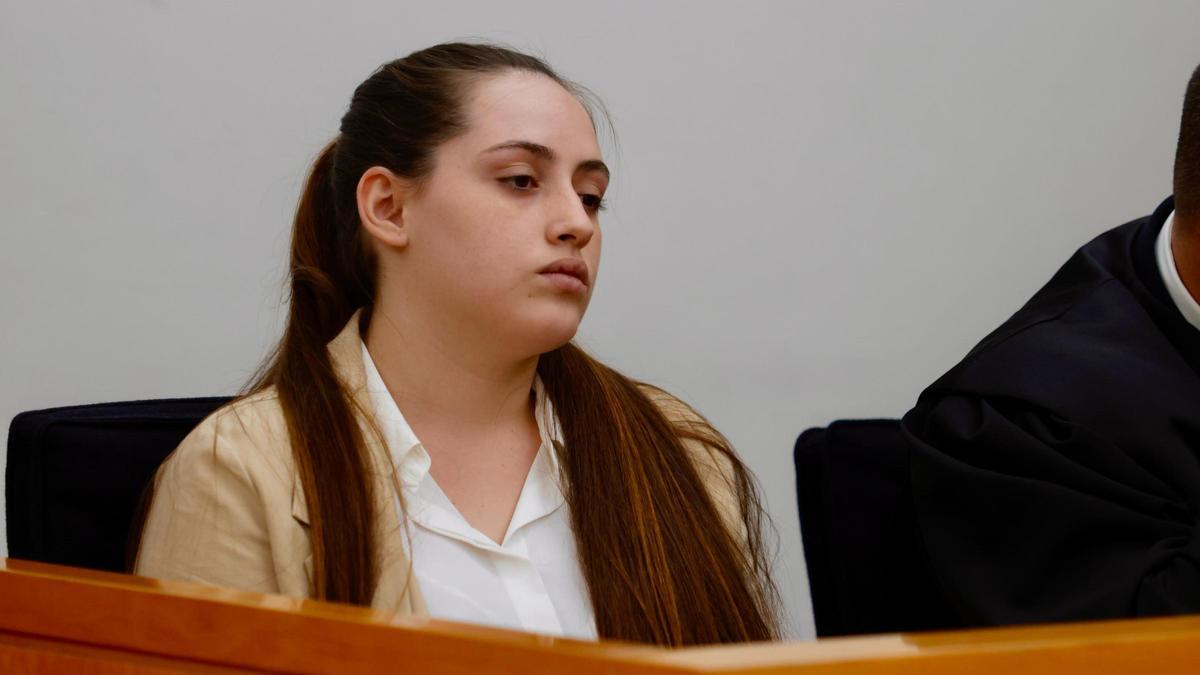La procesada Natalia M.R., en el banquillo en la primera sesión del juicio por el crimen de La Puebla.