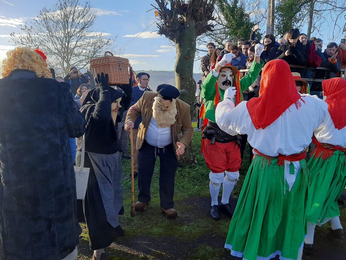 Los Aguilandeiros de San Xuan de Villapañada recorren los pueblos de Grado entre ceniza y bailes