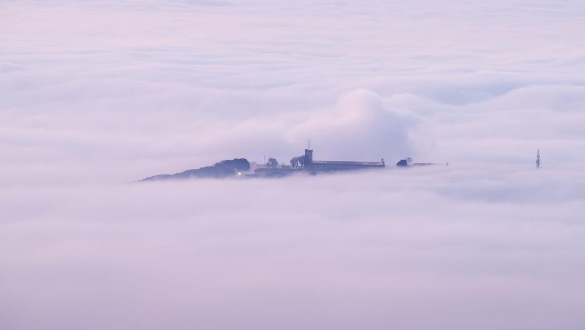 La niebla cubre el castillo de Montjuïc