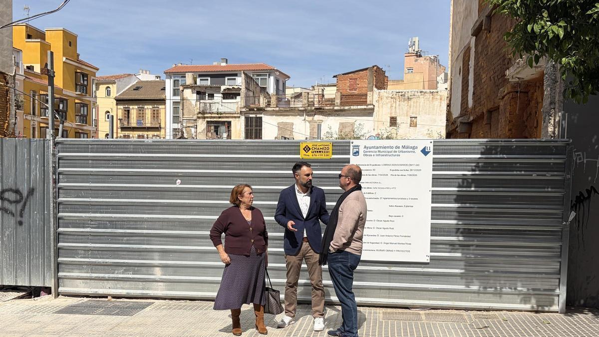 Los responsables de Urbanismo y del distrito Centro en el grupo socialista, Mariano Ruiz y Carmen Martín respectivamente, junto al presidente de la asociación de vecinos Victoriana de Capuchinos, José Ocón, durante un paseo por las calles de La Victoria.