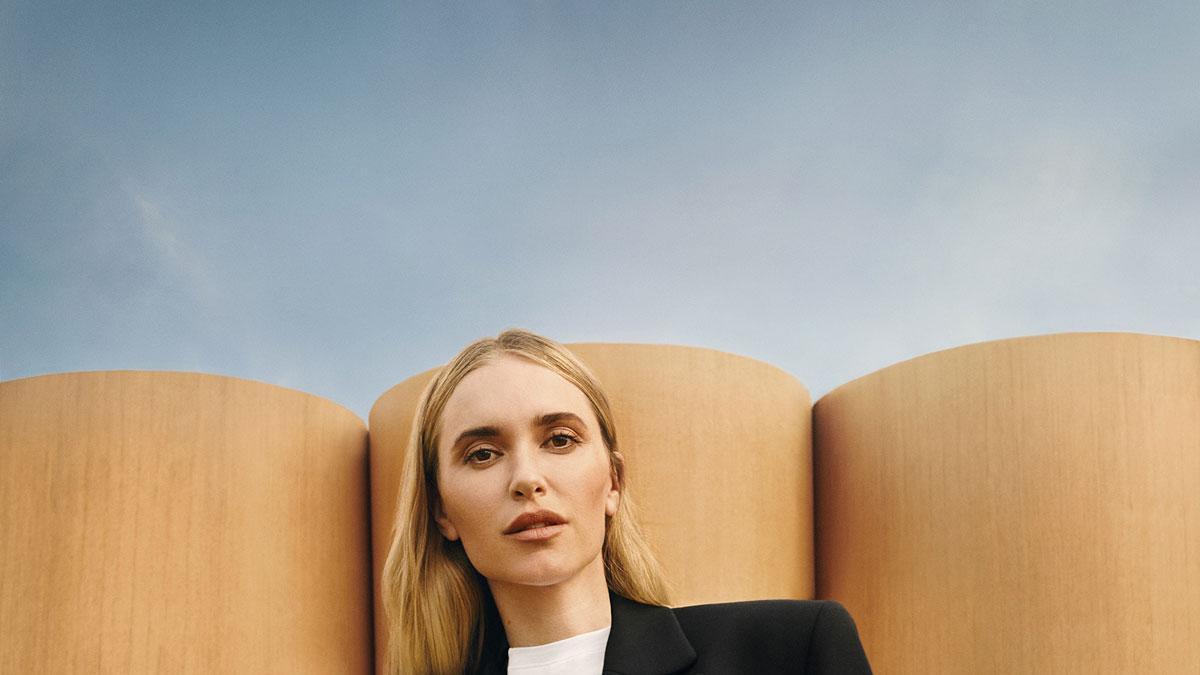 La 'it girl' danesa Pernille Teisbaek posa con la colección que ha diseñado para Mango