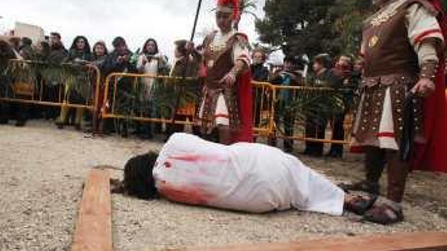 Elda desafía a la tormenta en el Vía Crucis