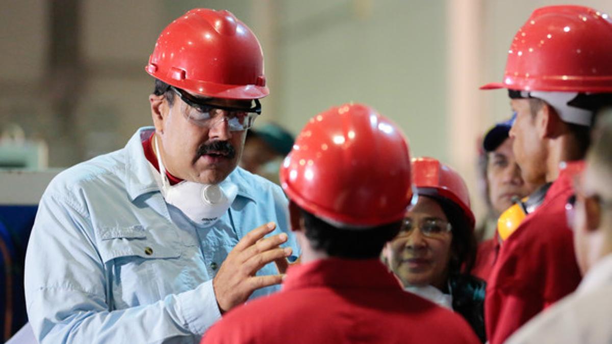 Maduro dice que activará medidas económicas tras recibir respaldo del Supremo