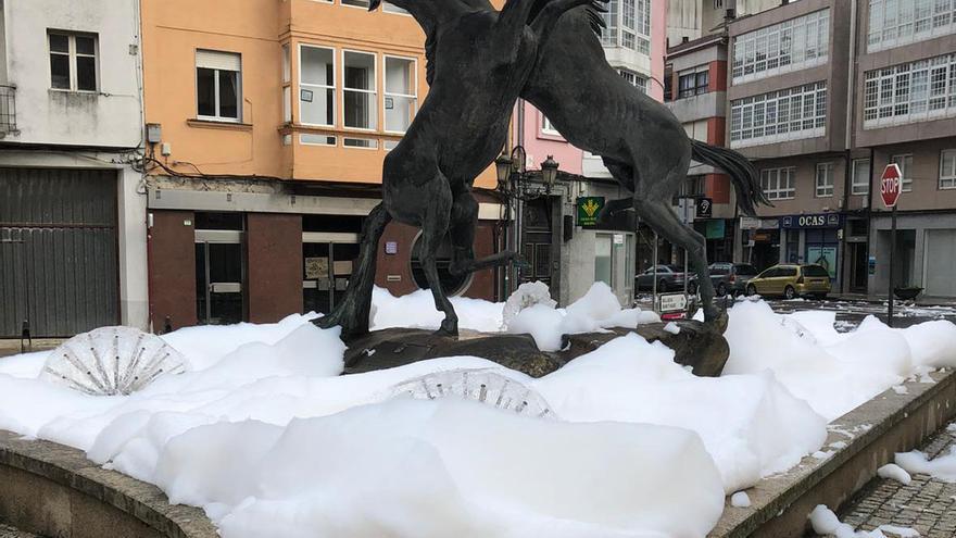 Los vándalos enjabonan la escultura de Oliveira en Lalín
