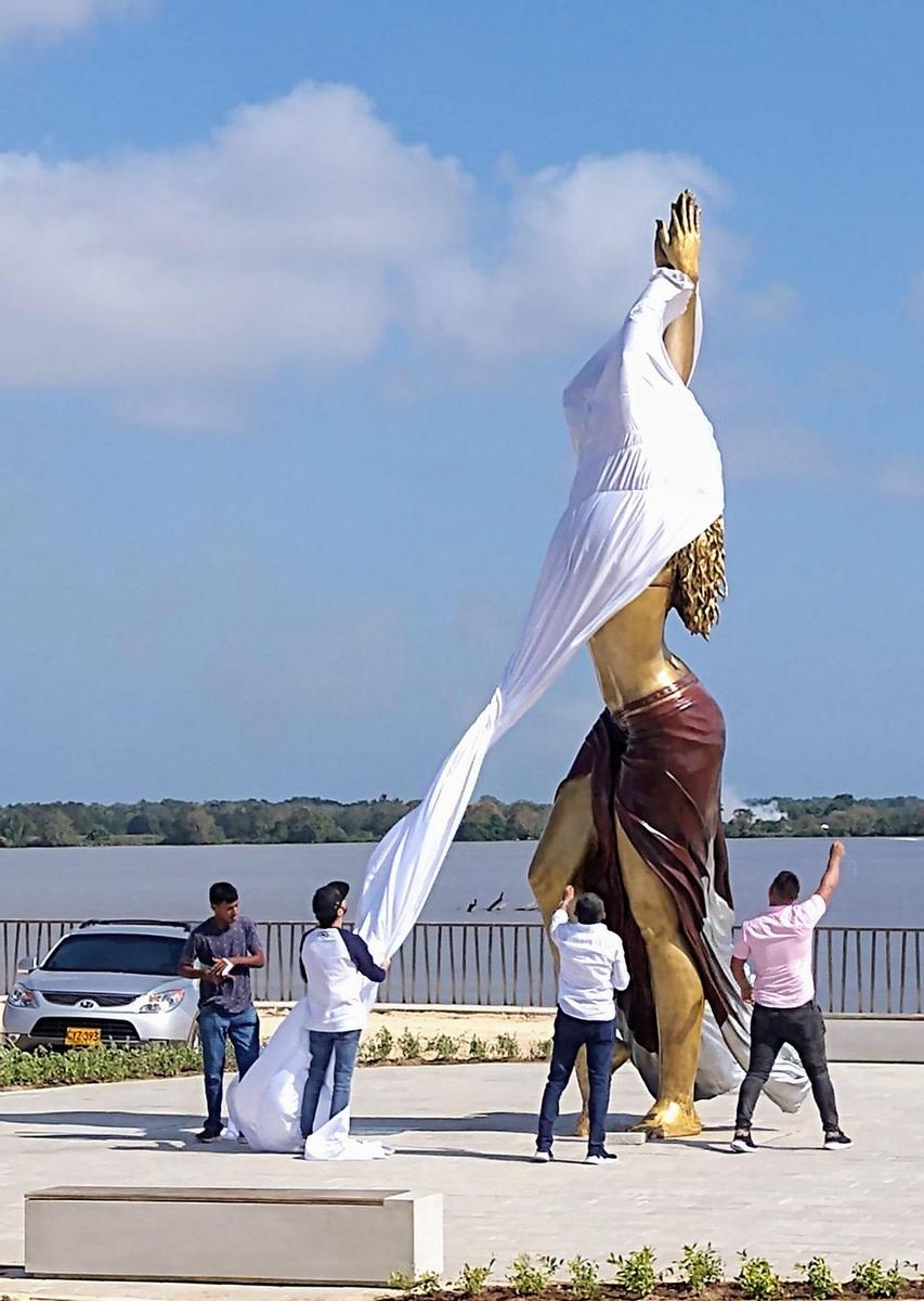 'Desvisten' la estatua de Shakira en Barranquilla, Colombia, en su inauguración