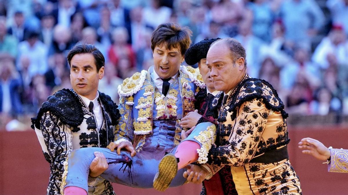 Andrés Roca Rey, herido de gravedad, es llevado a la enfermería de la Maestranza.
